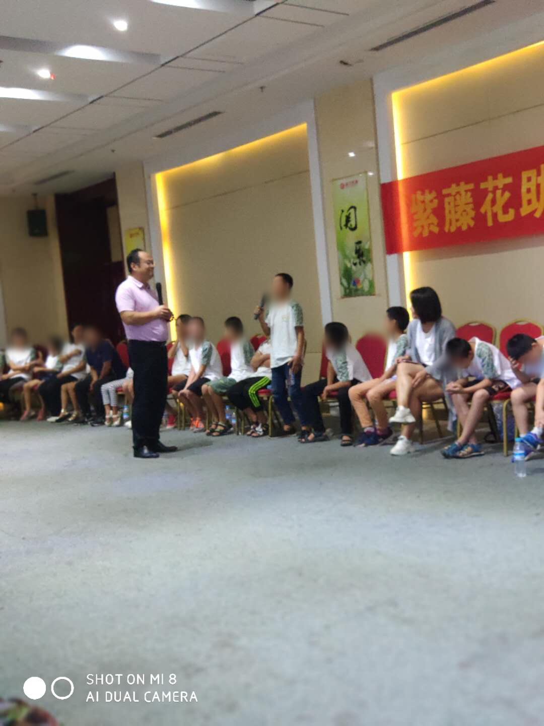 望龙教育的邓军老师给孩子们讲课