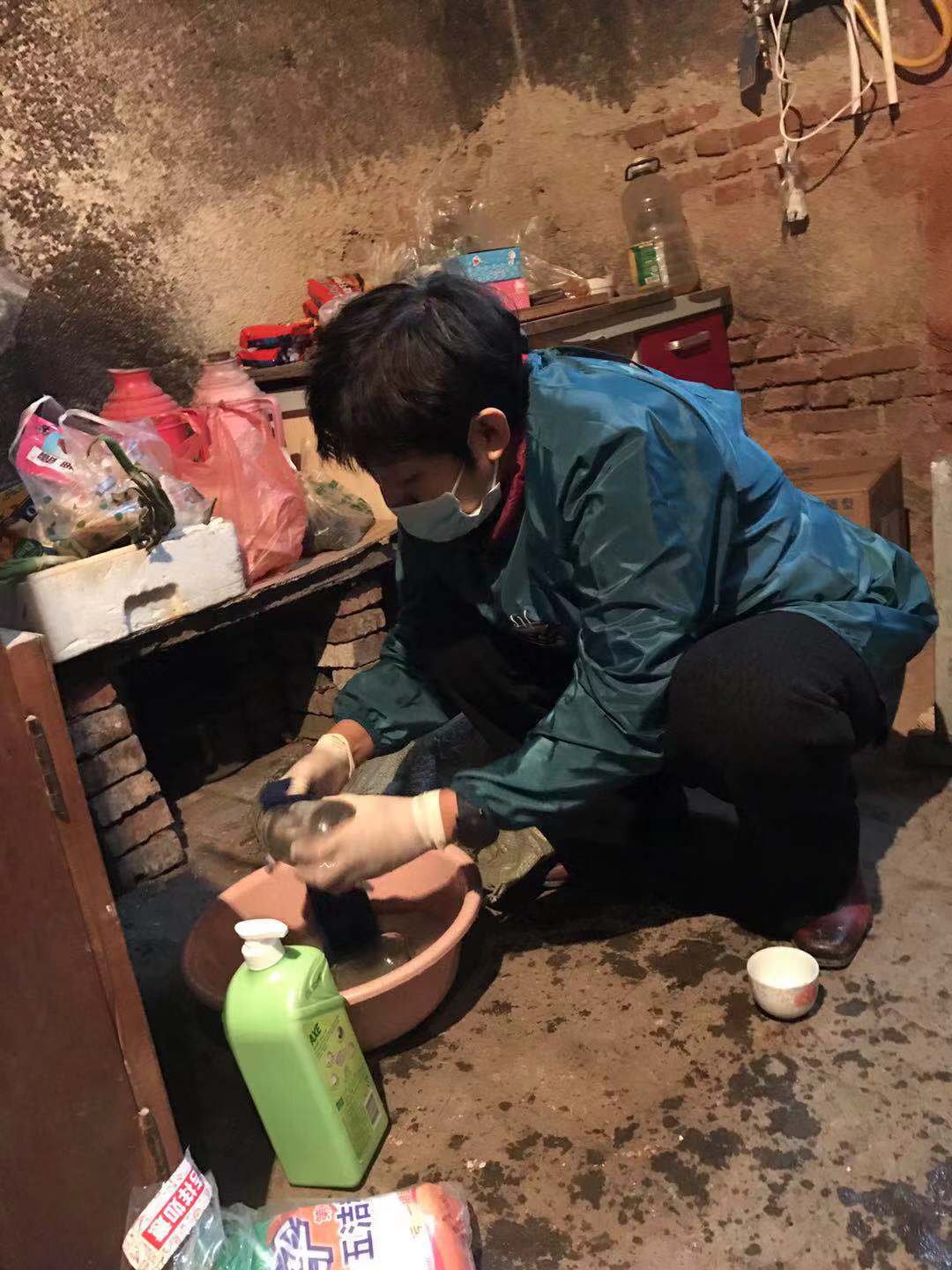 义工们打扫卫生