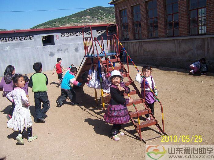 幼儿园仅有的两个玩耍器械