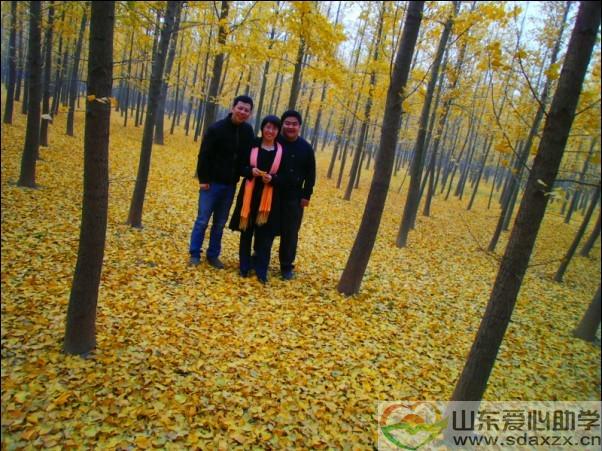 前面还有孩子在等着我们，美景不宜再留连。合个影吧，为此行此景留下最
