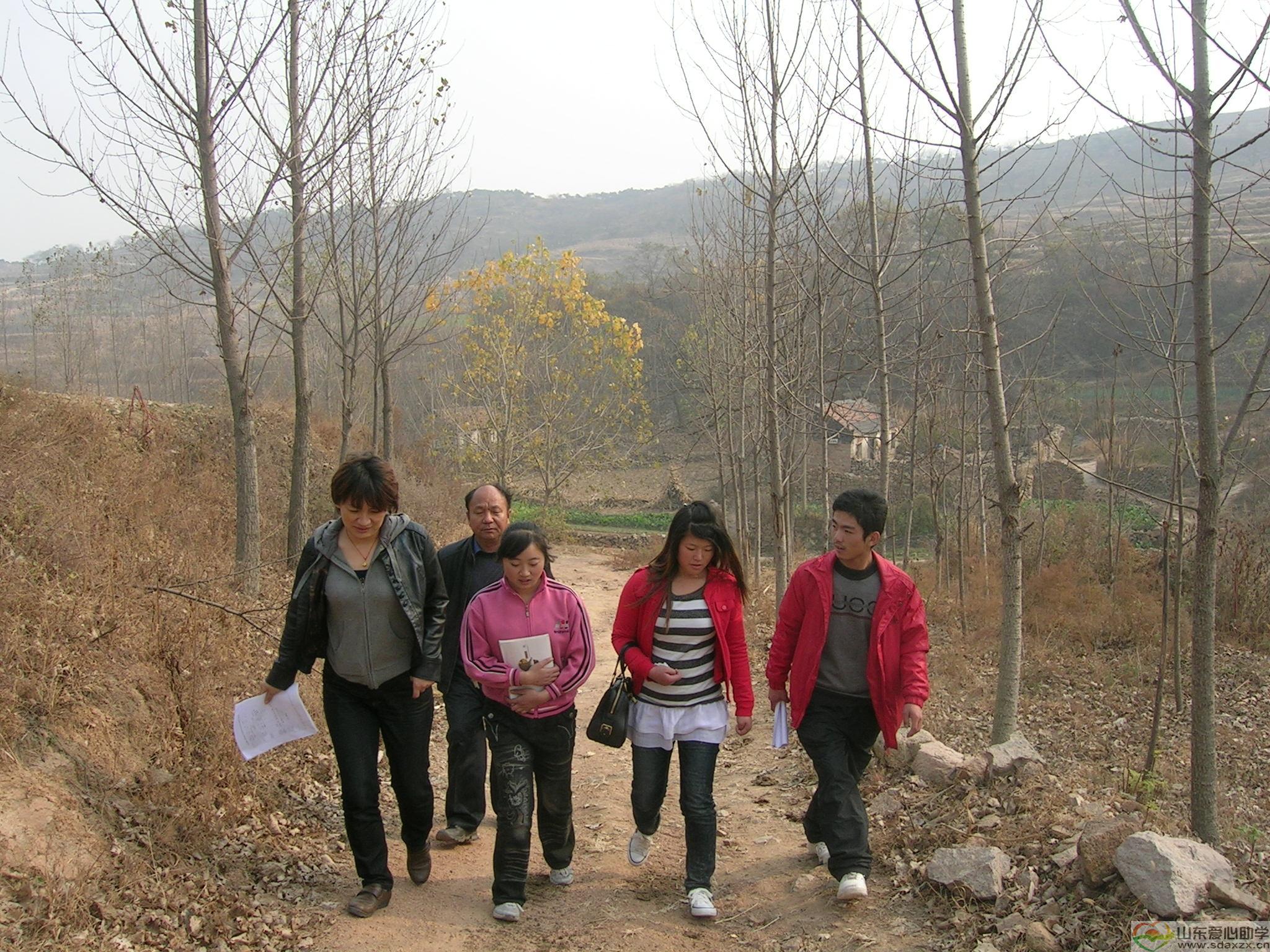 虽然山高路远，为了孩子再苦再累也心甘。