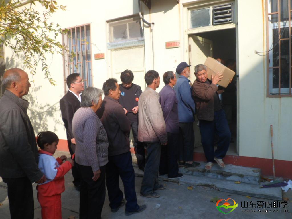 孩子家长领营养餐