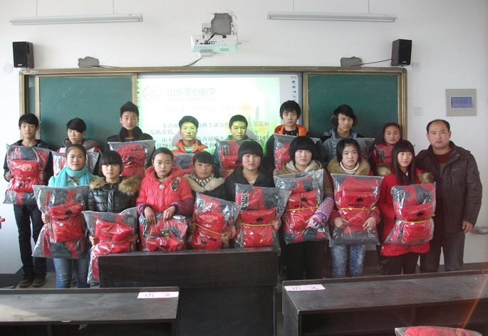临涧一中受赠学生合影